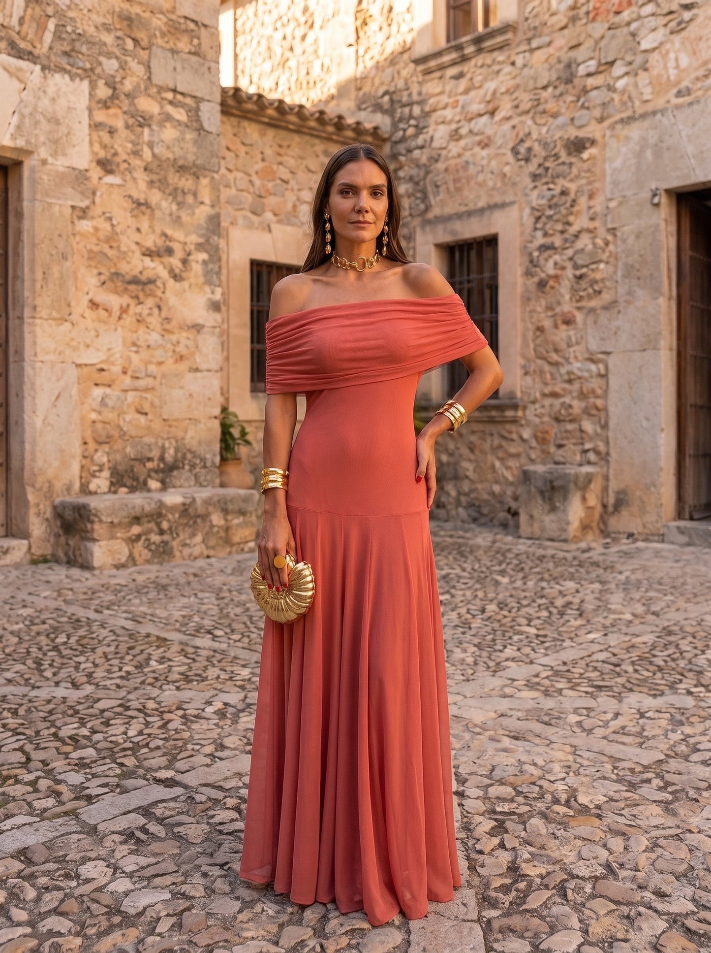 Vestido largo terracota con hombros caídos y fruncido en el escote
