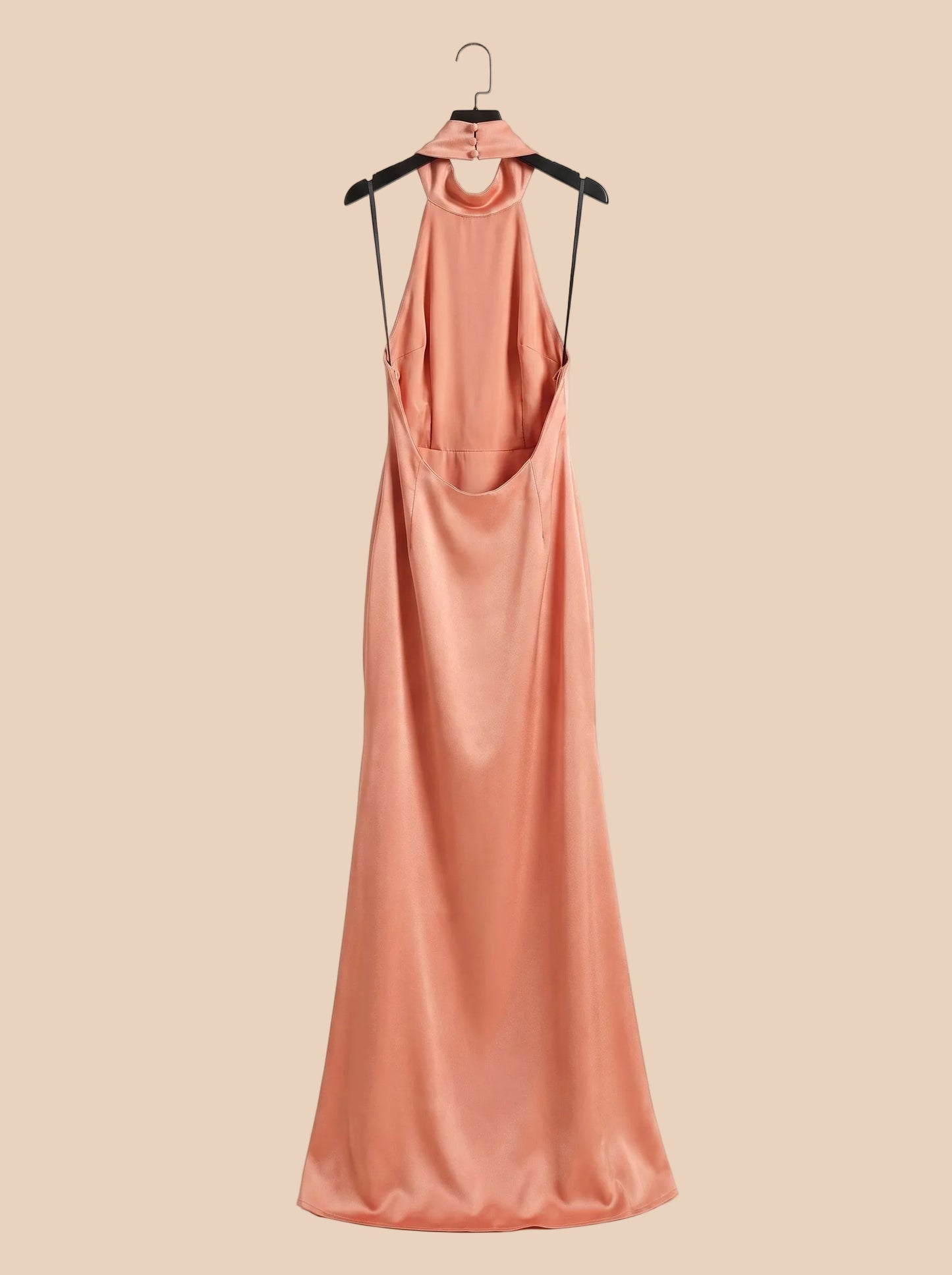 Vestido largo satinado coral con espalda descubierta y escote drapeado, tirantes finos.
