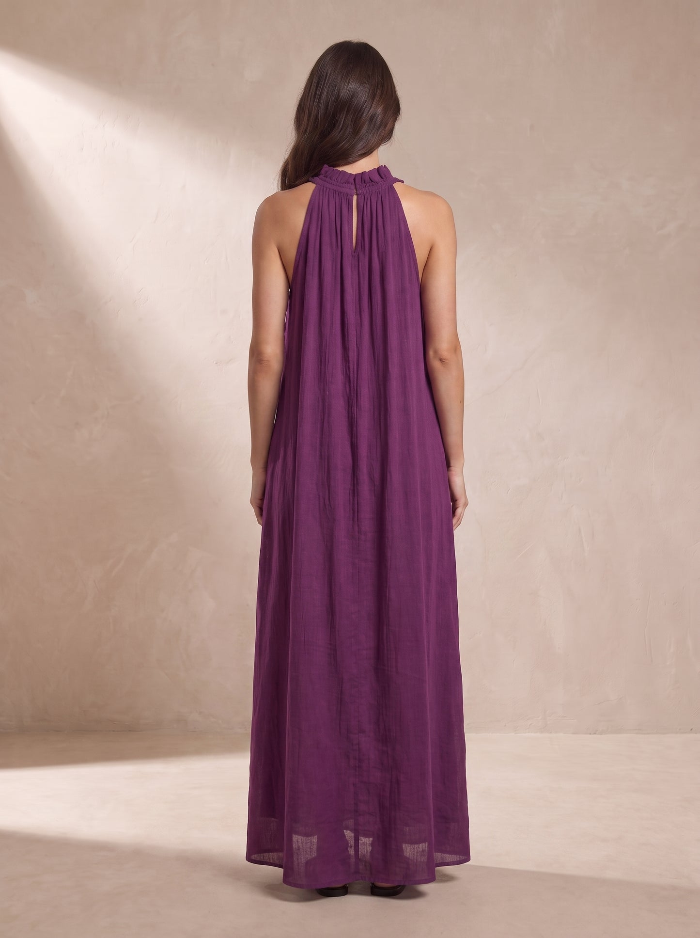 Vestido largo sin mangas morado, espalda con tiras y frunces en el escote alto