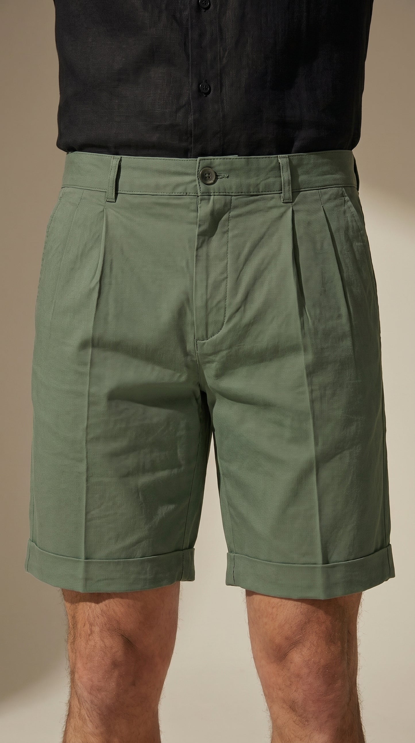 Bermuda de lino-algodón verde oscuro regular fit, botones, pinzas y bolsillos