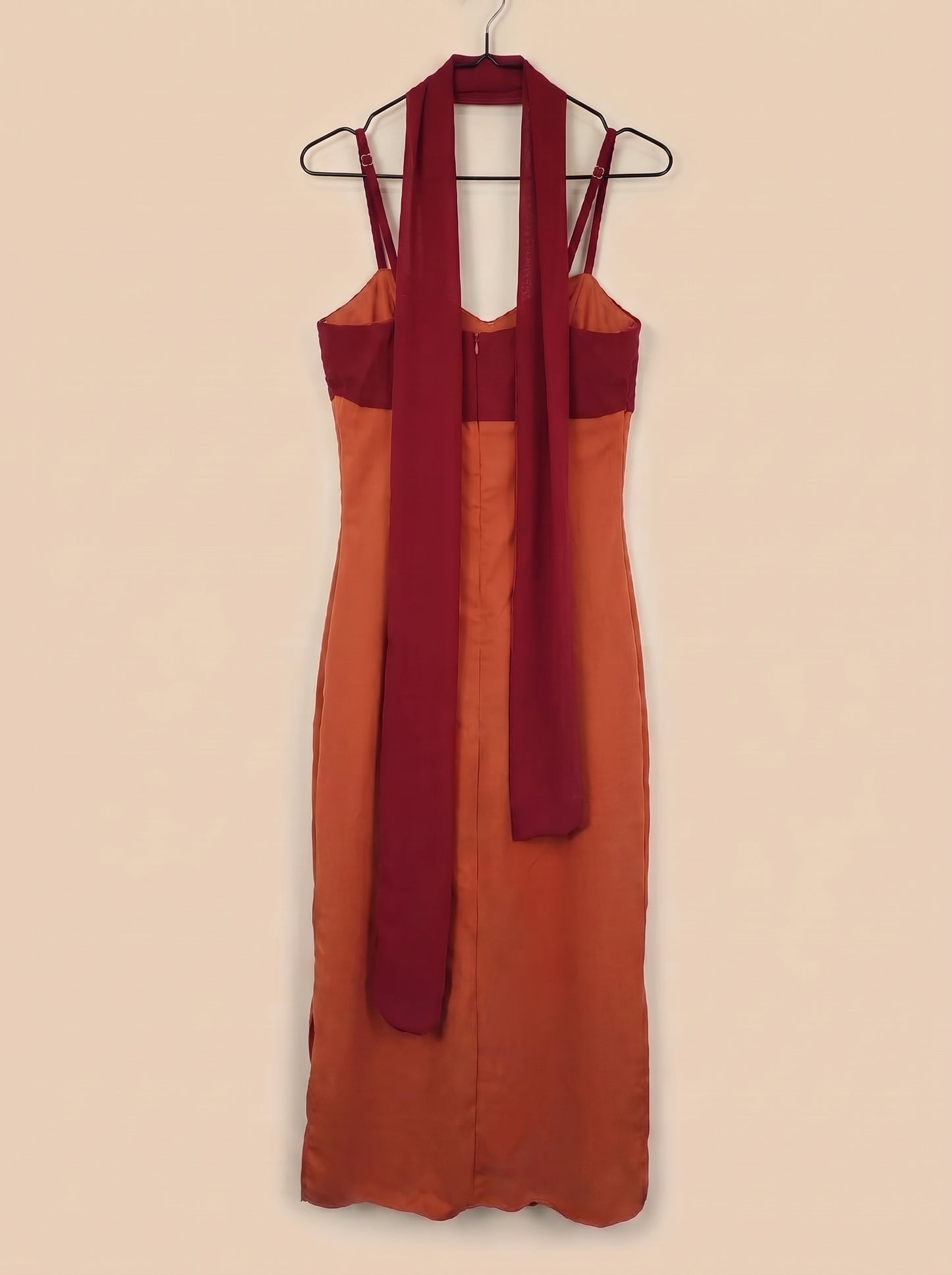Vestido largo bicolor ZAHARA terracota con paneles granate colgantes y tirantes finos