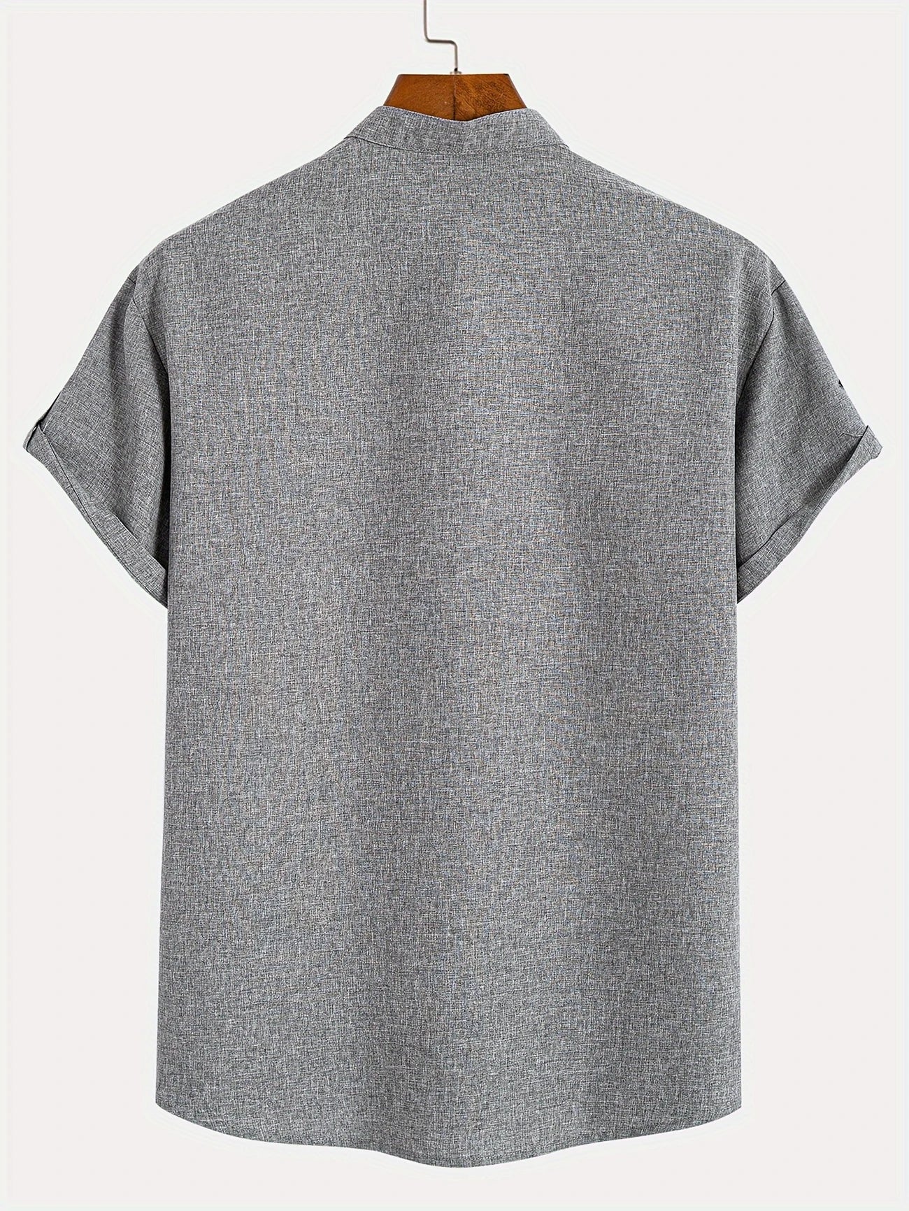 Camiseta tipo polo de cuello mao gris, manga corta; vista trasera completa
