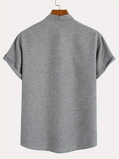Camiseta tipo polo de cuello mao gris, manga corta; vista trasera completa