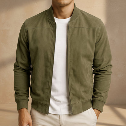 Chaqueta de ante verde oliva con cremallera frontal y bolsillos laterales.