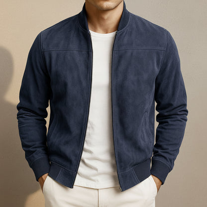 Chaqueta de ante azul marino con cremallera frontal y puños elásticos.