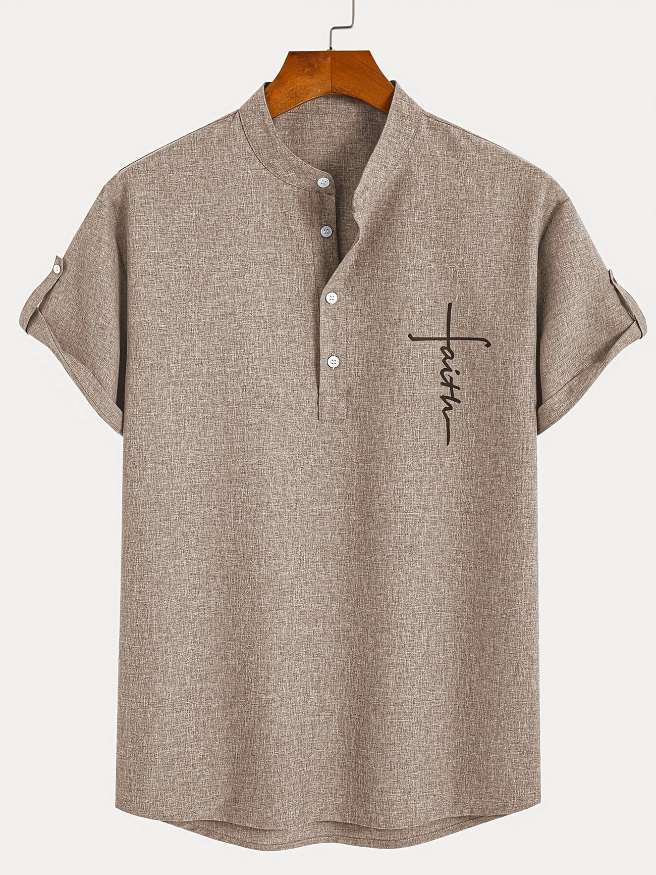 Camiseta tipo polo de cuello mao gris topo, manga corta, botones y bordado frontal