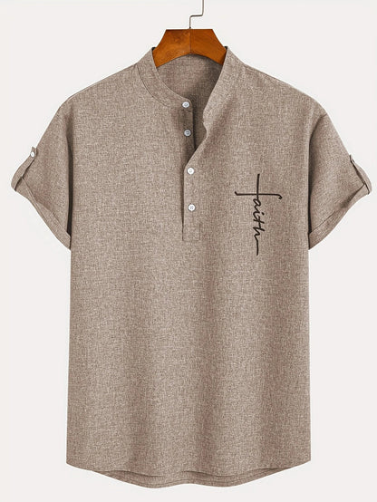 Camiseta tipo polo de cuello mao gris topo, manga corta, botones y bordado frontal