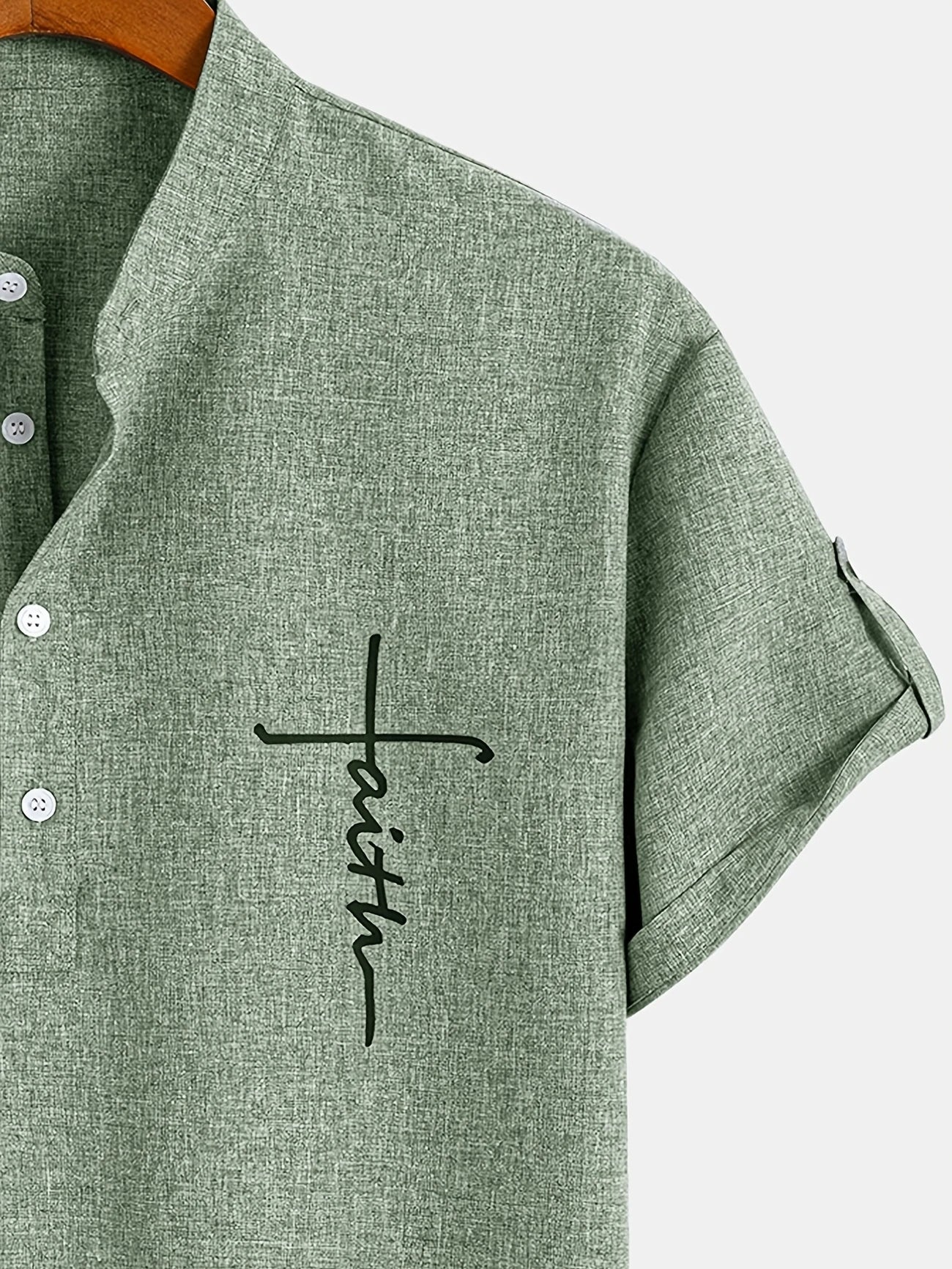 Camiseta con cuello mao verde salvia, botones delanteros y estampado cruz.