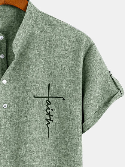 Camiseta con cuello mao verde salvia, botones delanteros y estampado cruz.