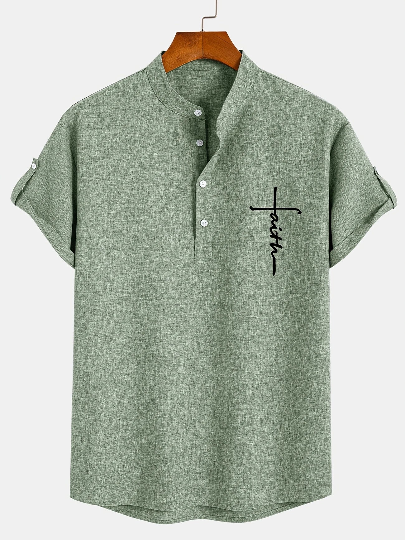 Camiseta tipo polo de cuello mao verde salvia, manga corta, botones y bordado frontal