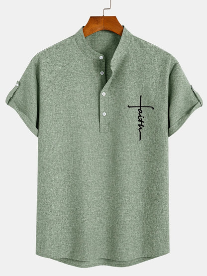 Camiseta tipo polo de cuello mao verde salvia, manga corta, botones y bordado frontal