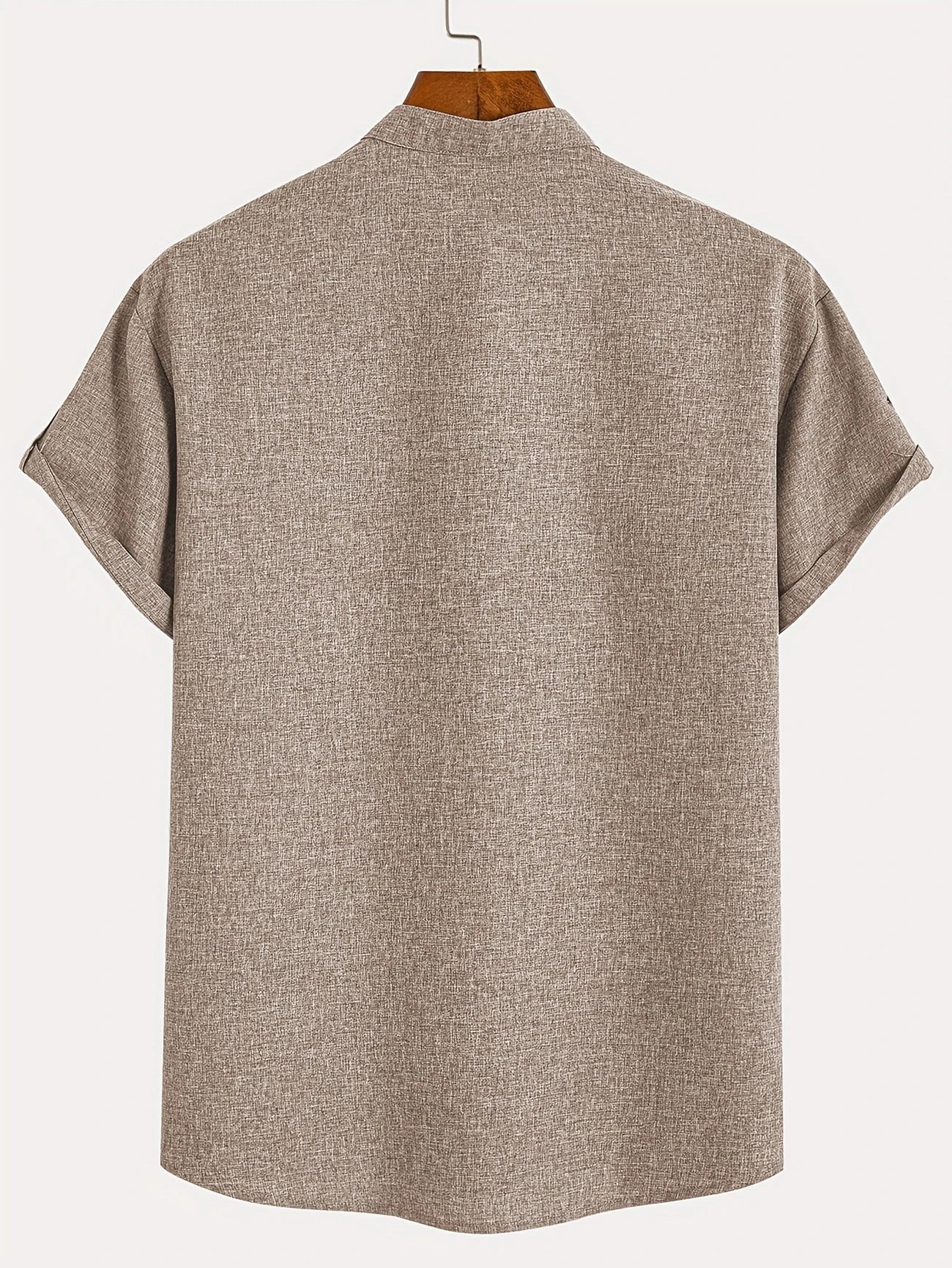 Camiseta tipo polo de cuello mao gris topo, manga corta; vista trasera lisa