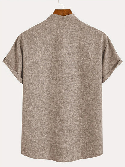 Camiseta tipo polo de cuello mao gris topo, manga corta; vista trasera lisa