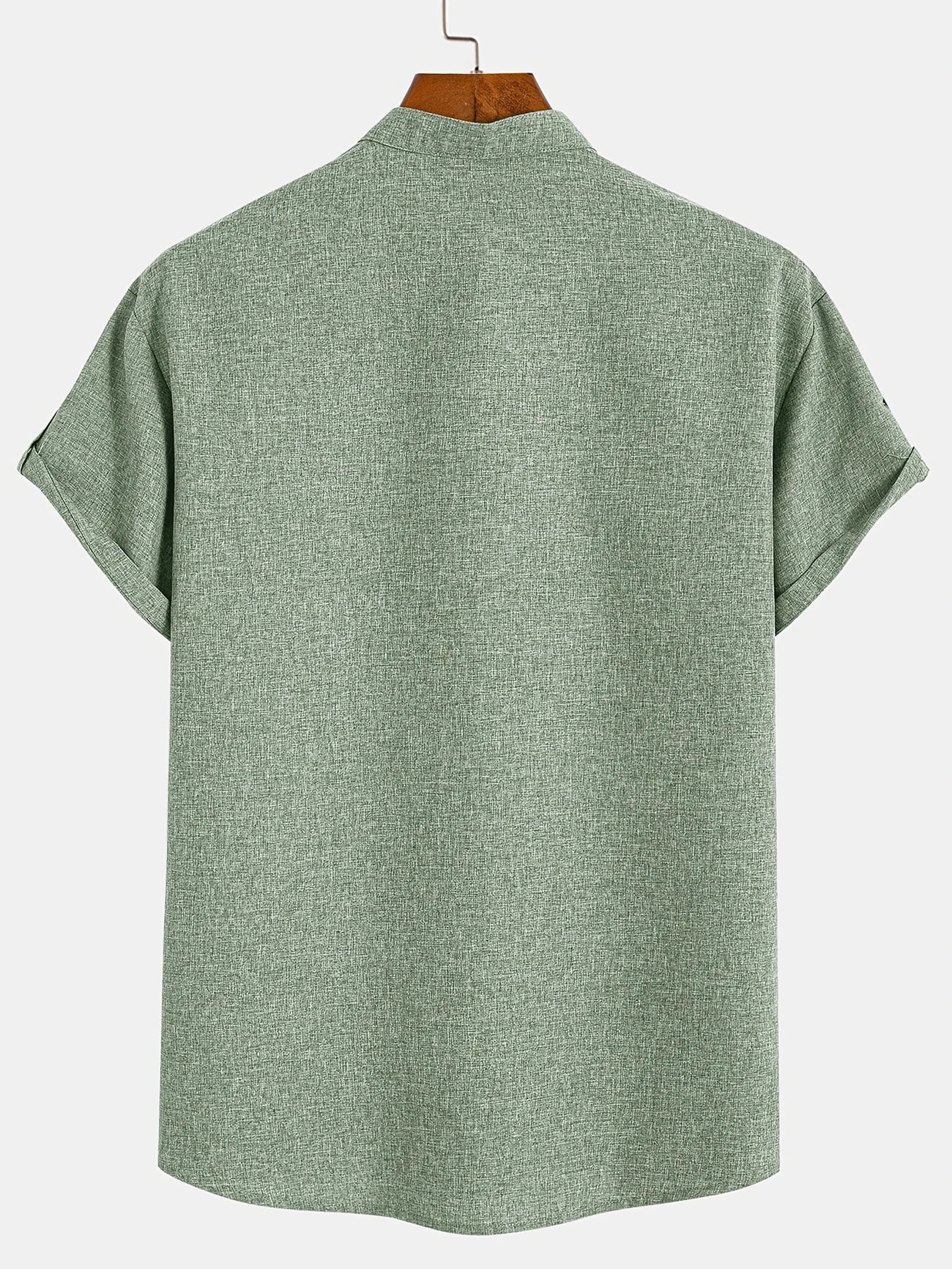 Camiseta verde salvia con cuello mao, vista trasera.