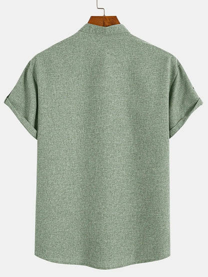 Camiseta verde salvia con cuello mao, vista trasera.