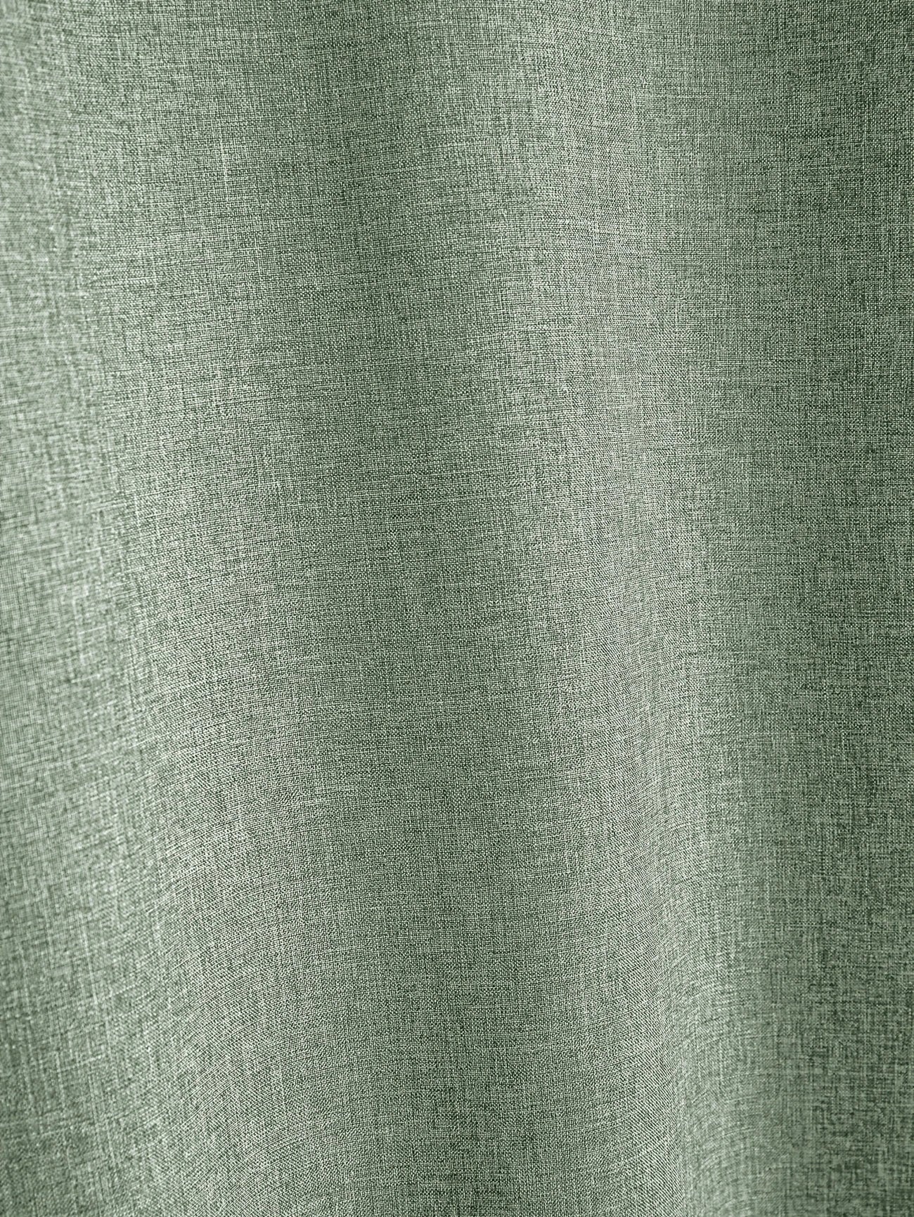 Camiseta verde salvia con textura jaspeada, vista de tejido.