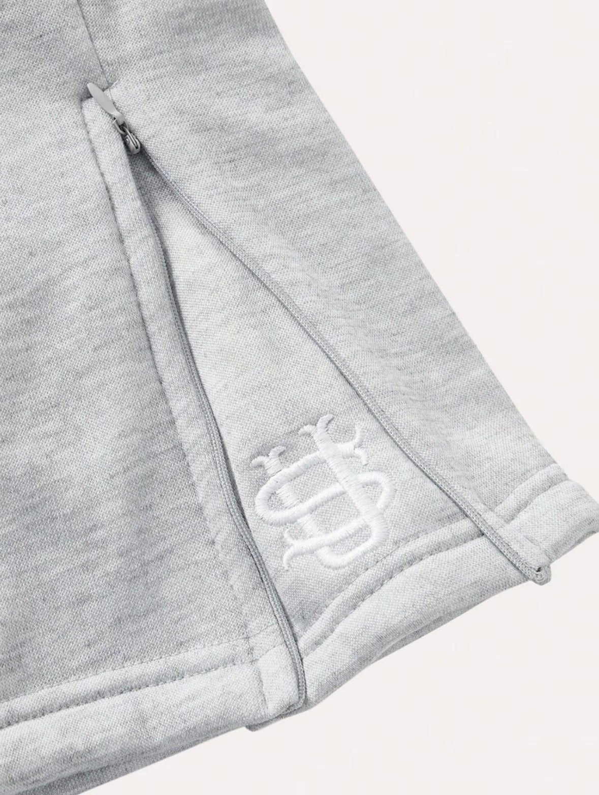 Pantalón chándal gris oversize con costuras y cordón elástico, logo bordado blanco