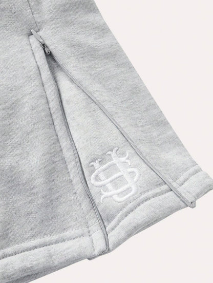 Pantalón chándal gris oversize con costuras y cordón elástico, logo bordado blanco