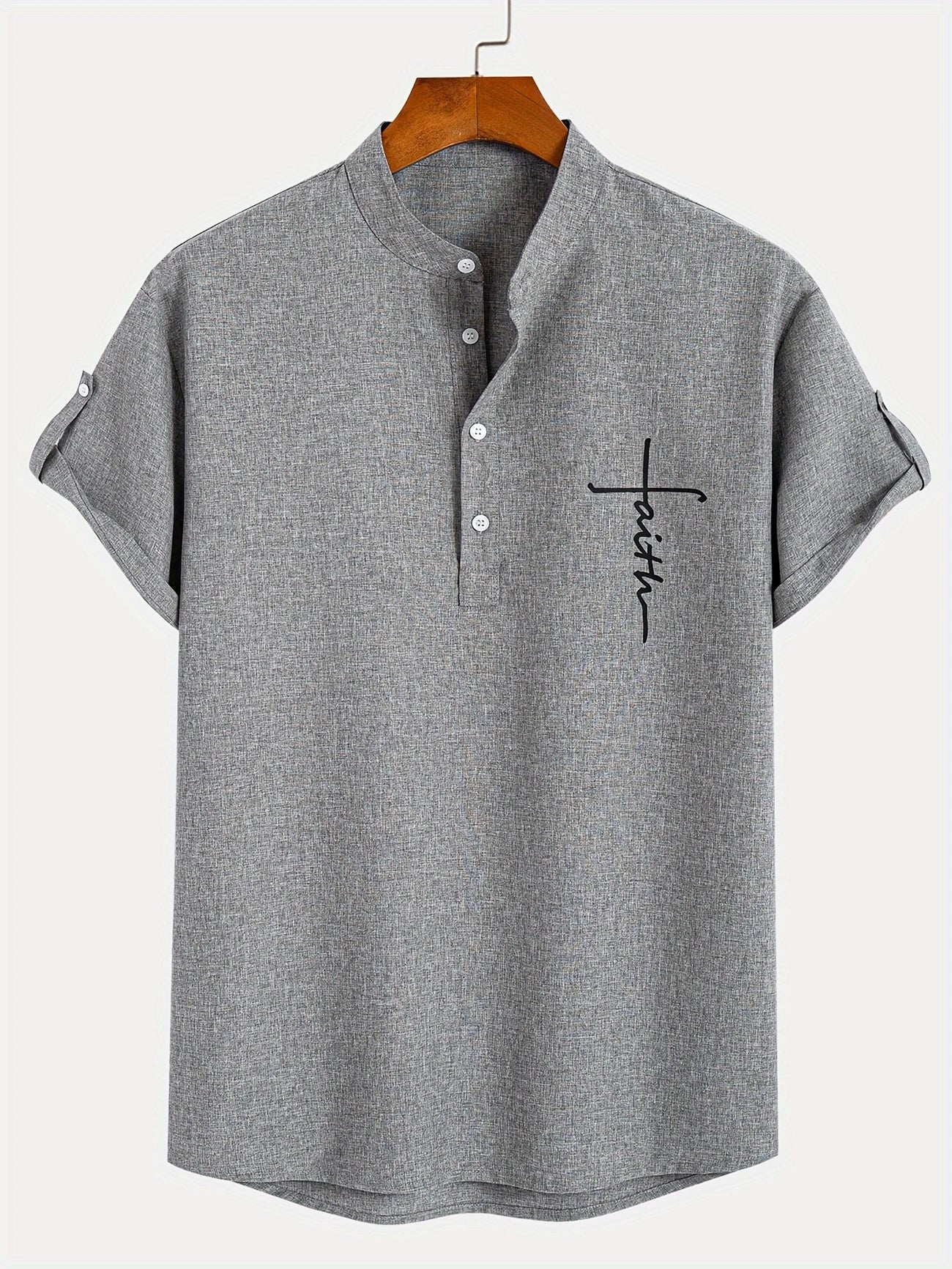Camiseta tipo polo de cuello mao gris, manga corta; botones y bordado en el pecho