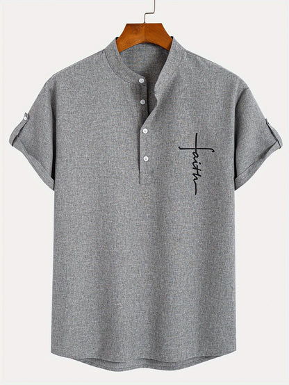 Camiseta tipo polo de cuello mao gris, manga corta; botones y bordado en el pecho