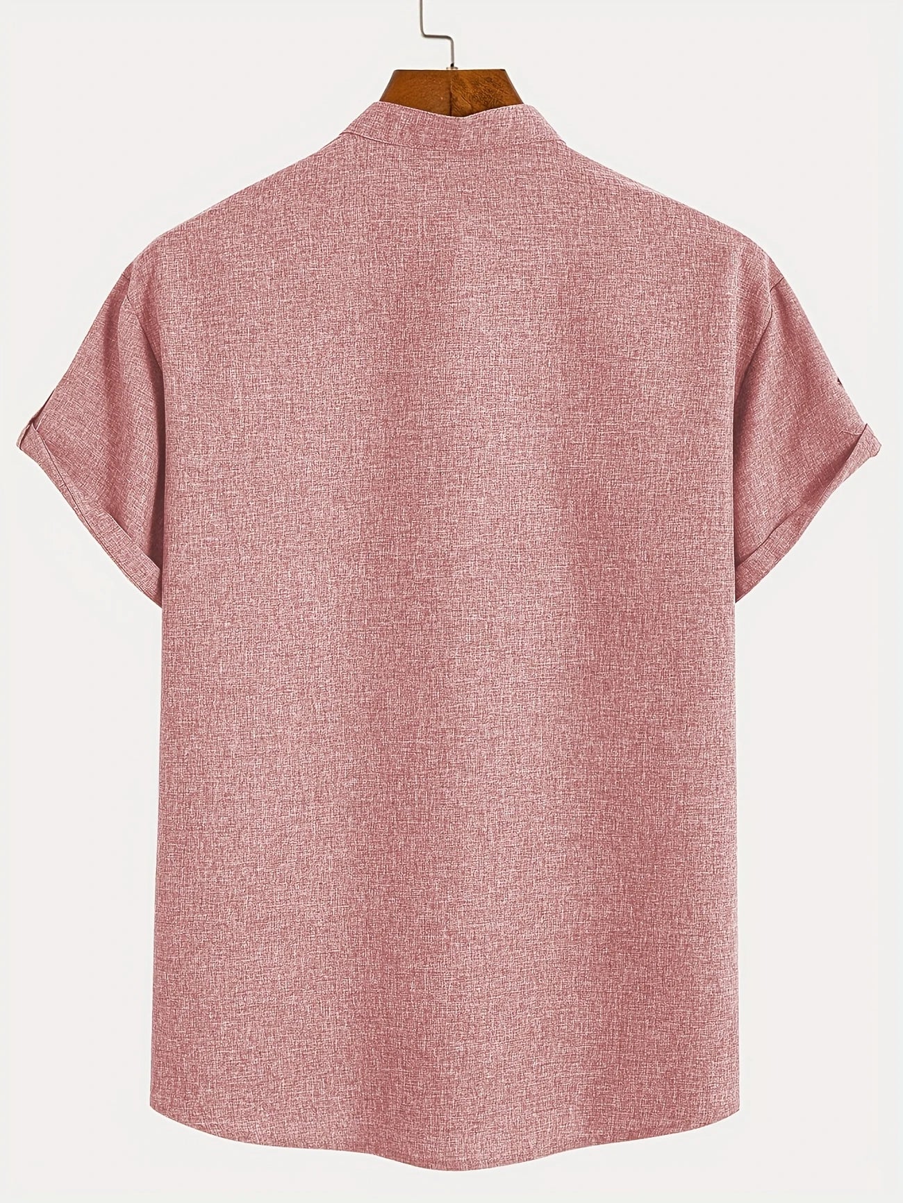 Camiseta tono rosado con cuello mao, vista trasera.