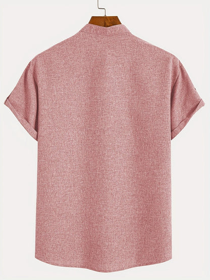 Camiseta tono rosado con cuello mao, vista trasera.