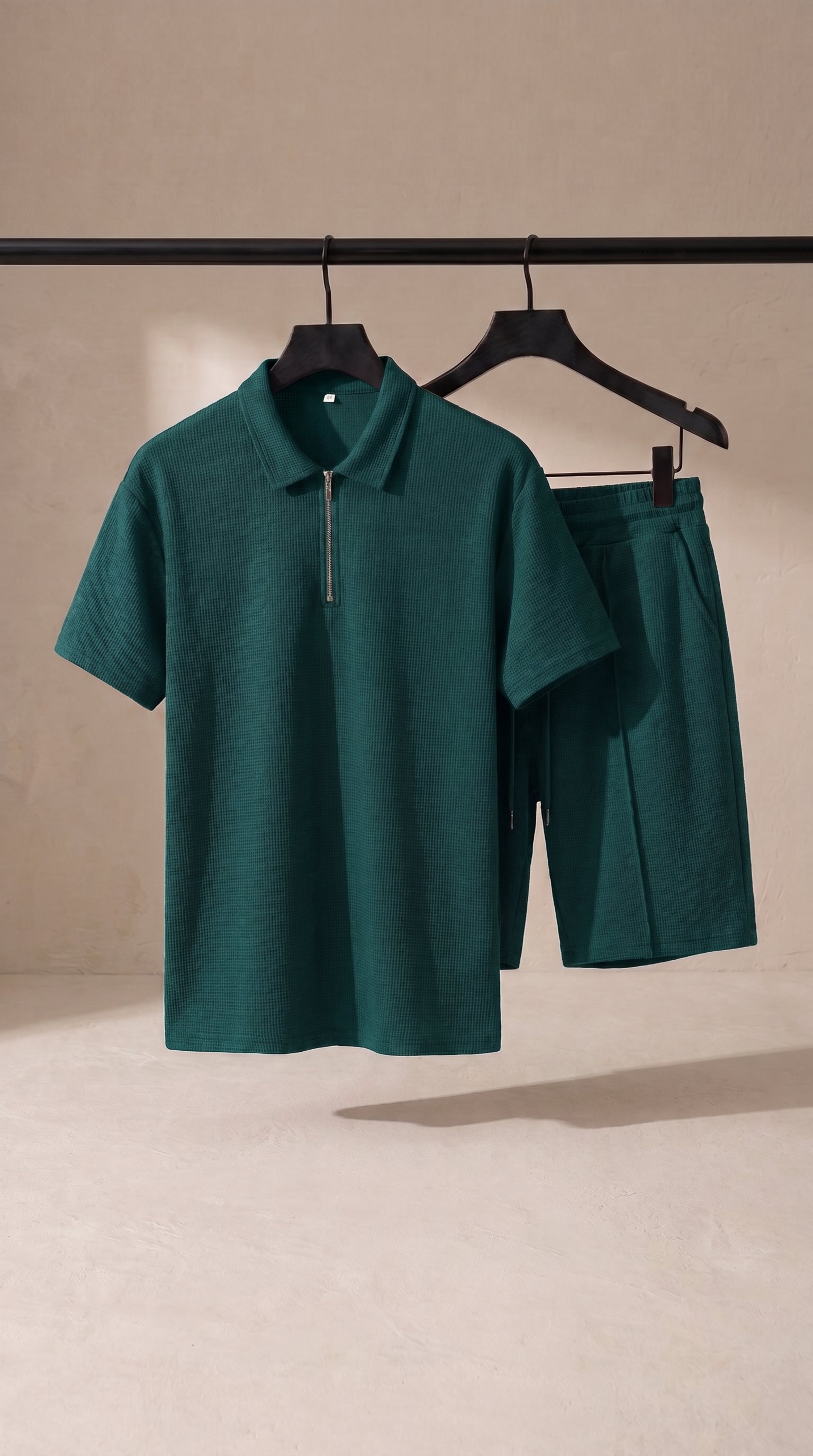 Conjunto regular fit verde: polo de cuello con cremallera y pantalón corto a juego