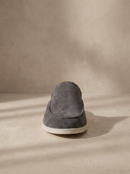 Mocasín mule de ante gris oscuro con suela blanca y diseño tipo slip-on