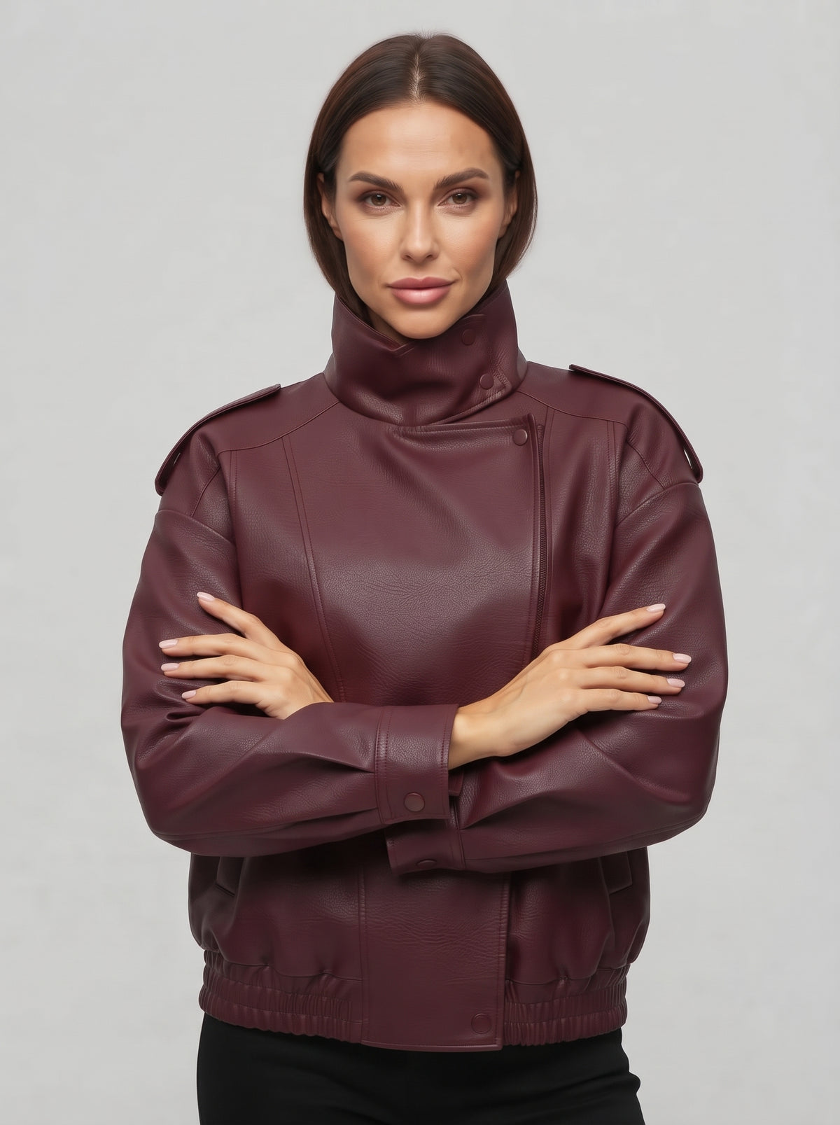 Cazadora biker CANARY burdeos, cierre frontal, cuello alto y costuras decorativas