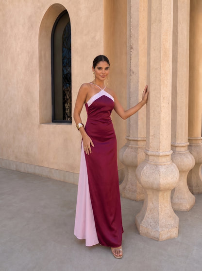 Vestido largo satinado granate con escote cruzado y abertura frontal