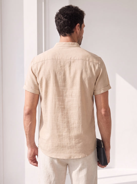 Camisa de lino beige de manga corta, vista trasera con botones