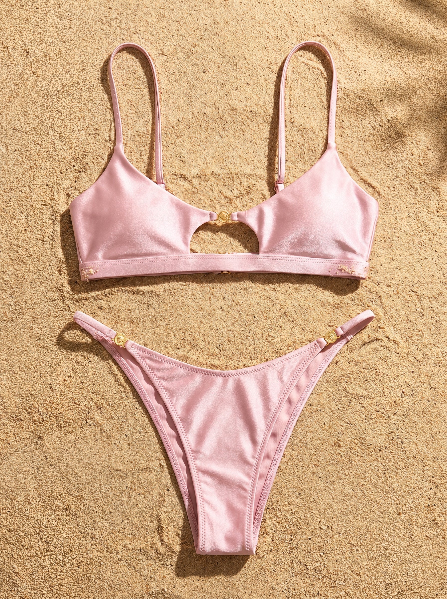 Conjunto de bikini rosa perla con top tipo bralette y braguita de tiro alto con recorte