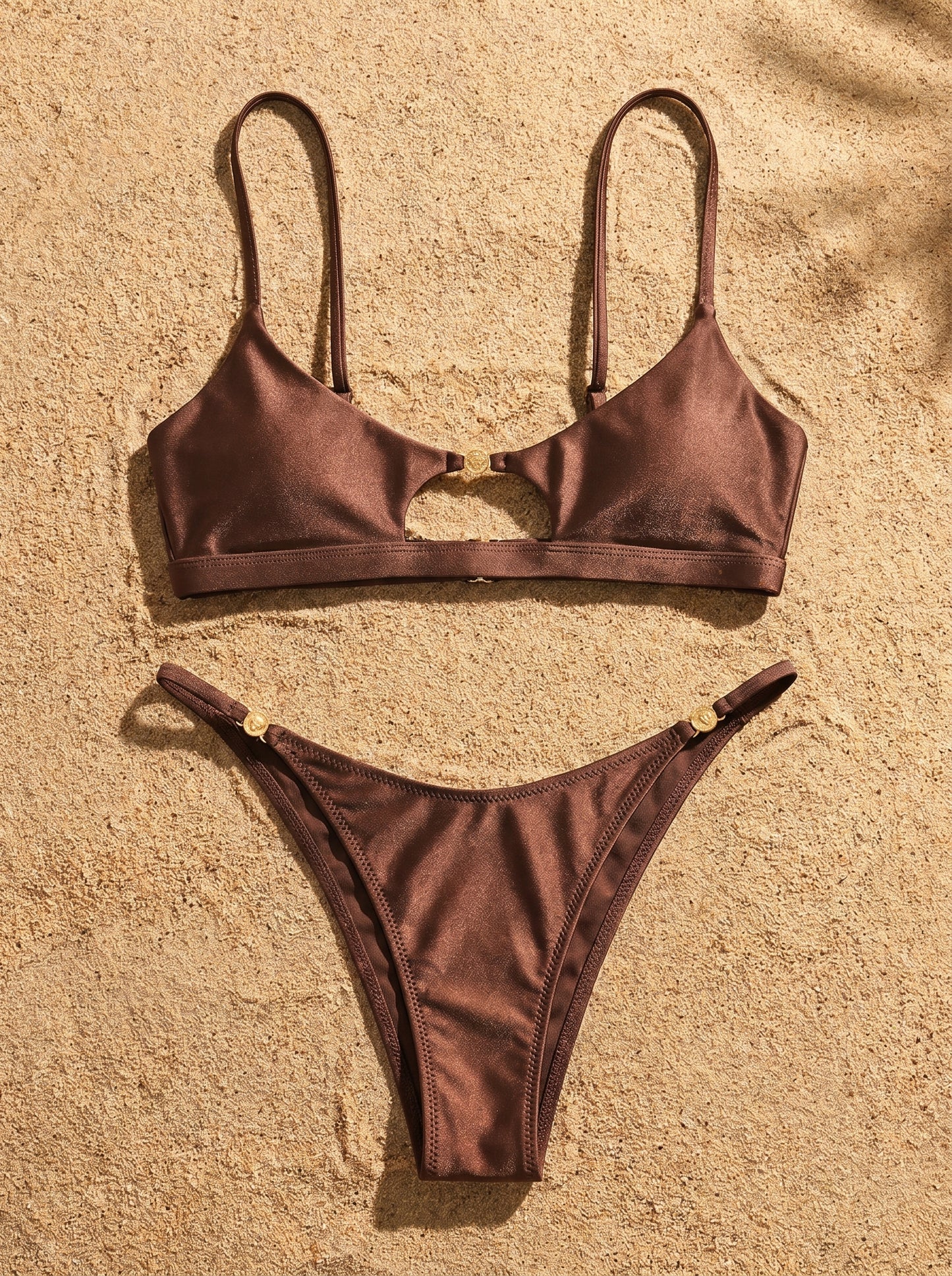 Conjunto de bikini color cacao con top tipo bralette y braguita con botones laterales