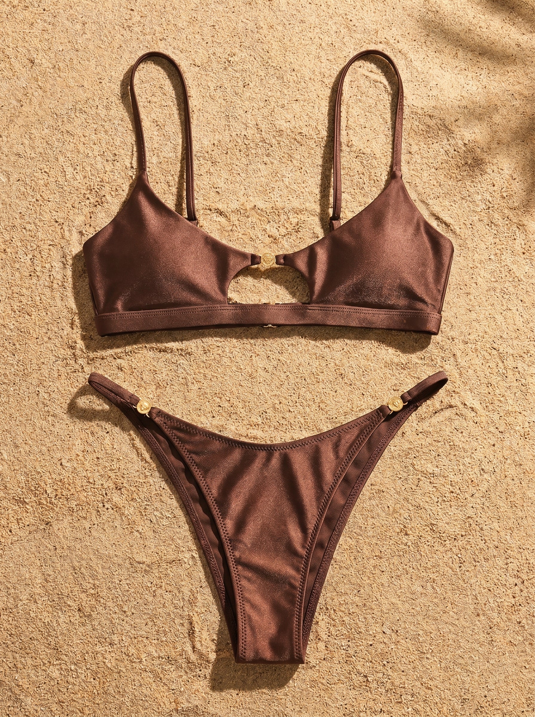 Conjunto de bikini color cacao con top tipo bralette y braguita con botones laterales