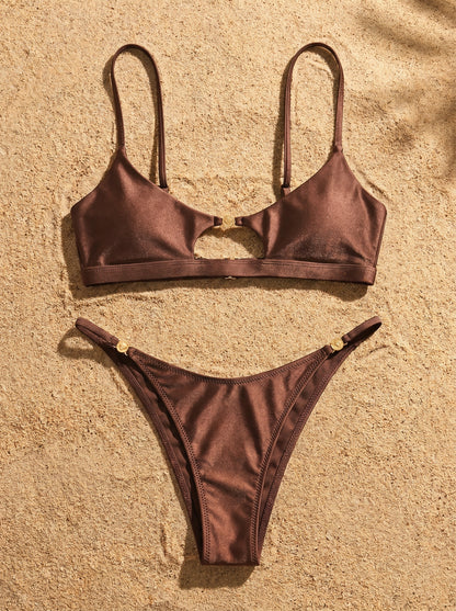 Conjunto de bikini color cacao con top tipo bralette y braguita con botones laterales