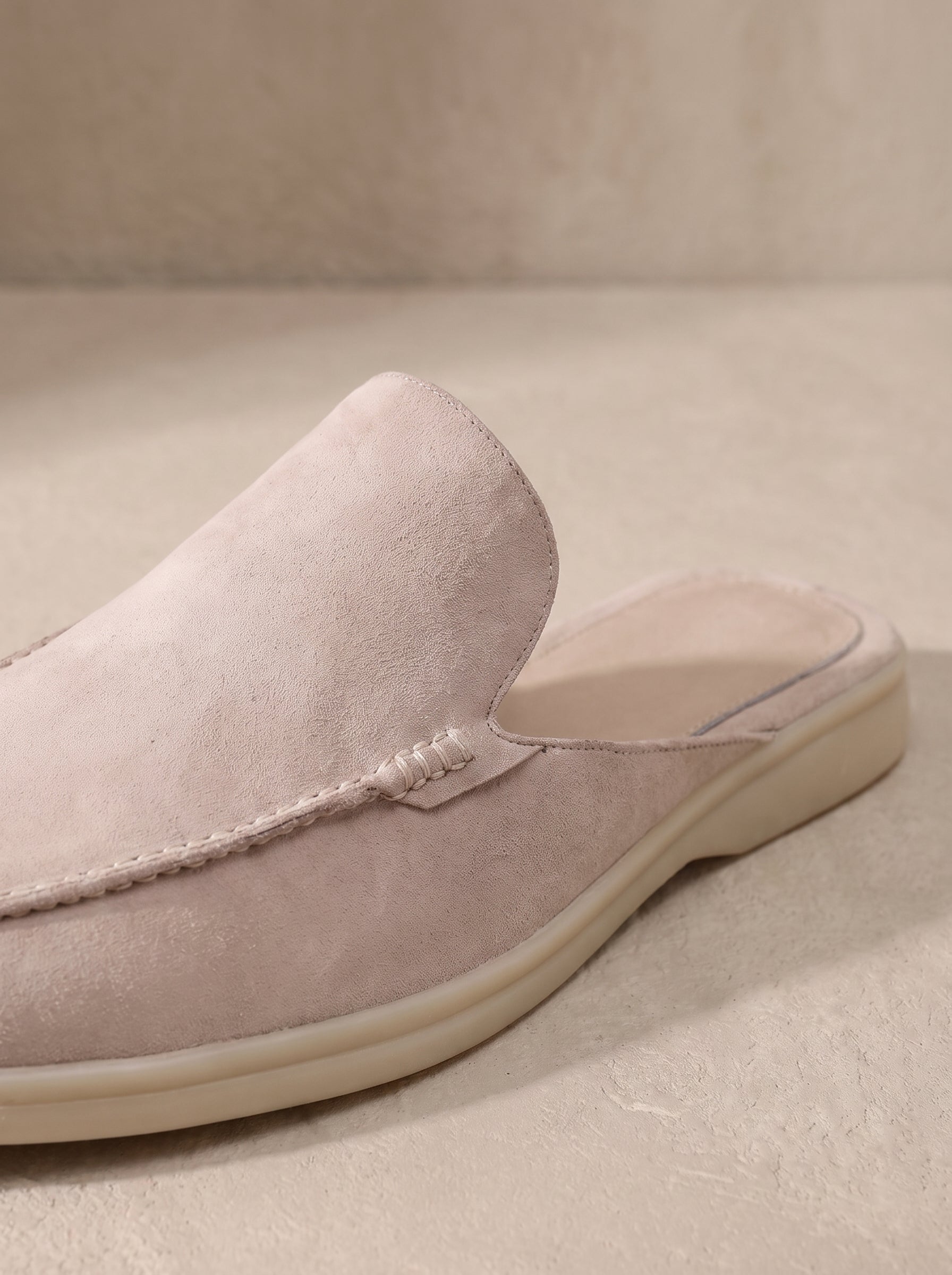 Mocasín mule de ante beige claro con suela crema y estilo slip-on