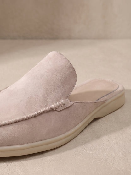 Mocasín mule de ante beige claro con suela crema y estilo slip-on