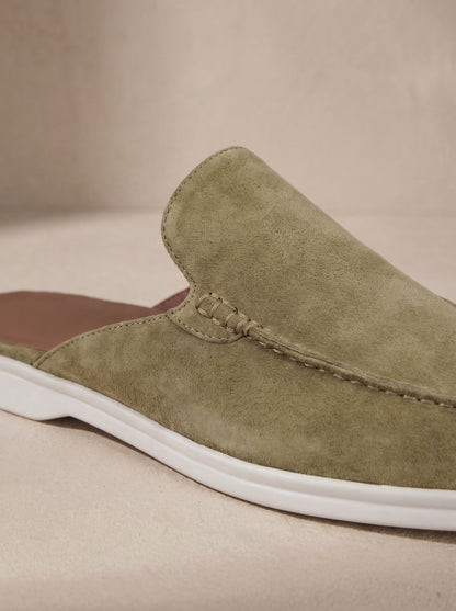 Mocasín mule de ante caqui con suela blanca y costura decorativa