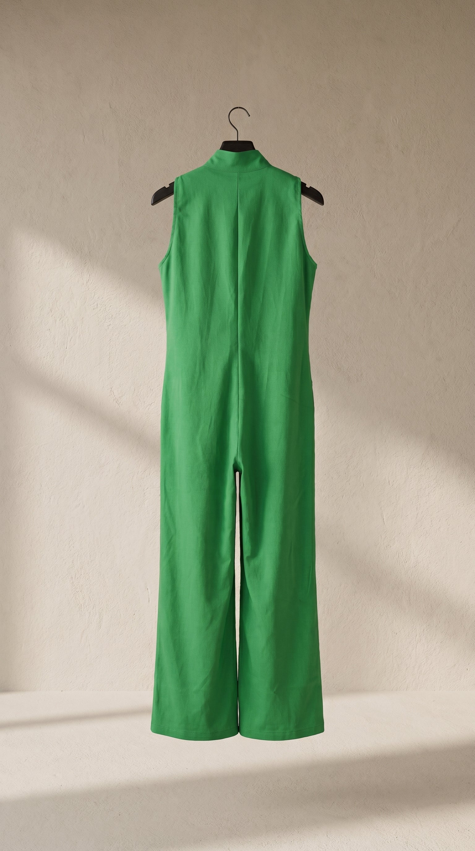 Mono sin mangas de pierna ancha verde, con botones al frente y pernera recta