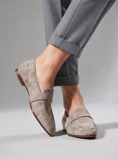 Mocasines ADRIANA efecto ante color taupe claro, con pala y suela marrón