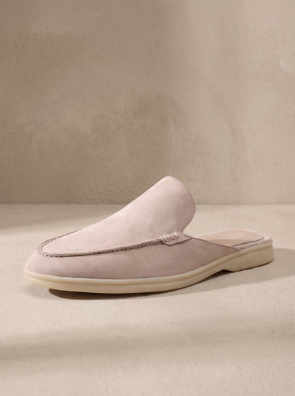 Mocasín mule de ante beige claro, slip-on, suela clara y pala sin cordones.