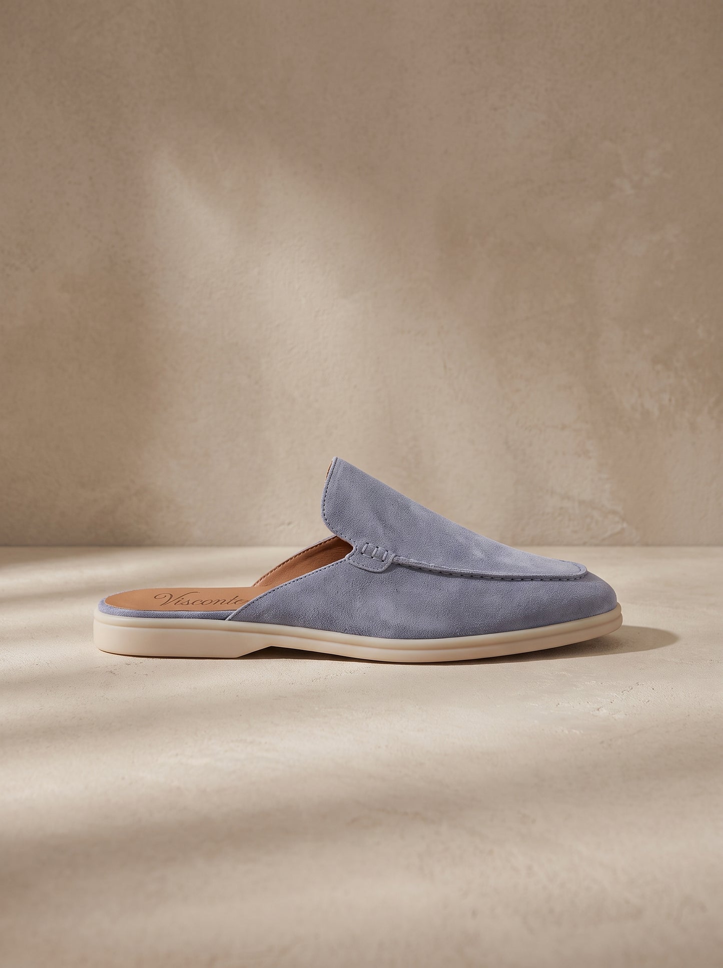 Mocasín mule de ante azul claro con suela blanca y acabado suave