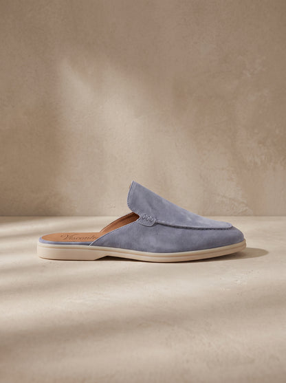 Mocasín mule de ante azul claro con suela blanca y acabado suave
