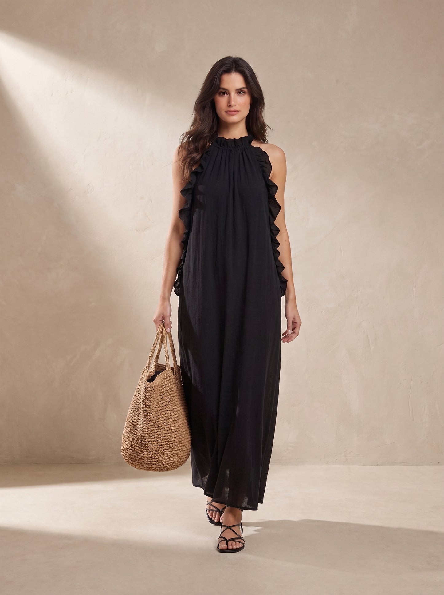Vestido largo negro con tirantes halter y volantes en los hombros, falda suelta