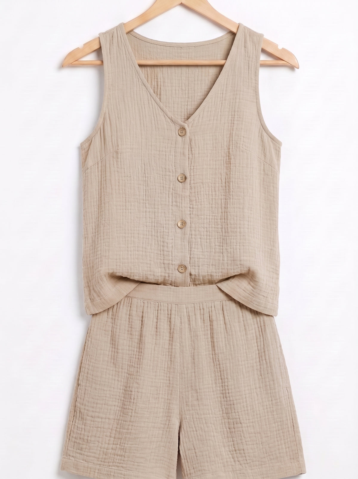 Conjunto de verano beige claro: top sin mangas con botones y short a juego
