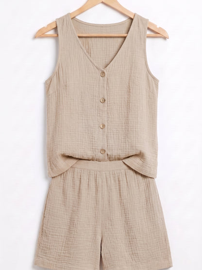 Conjunto de verano beige claro: top sin mangas con botones y short a juego