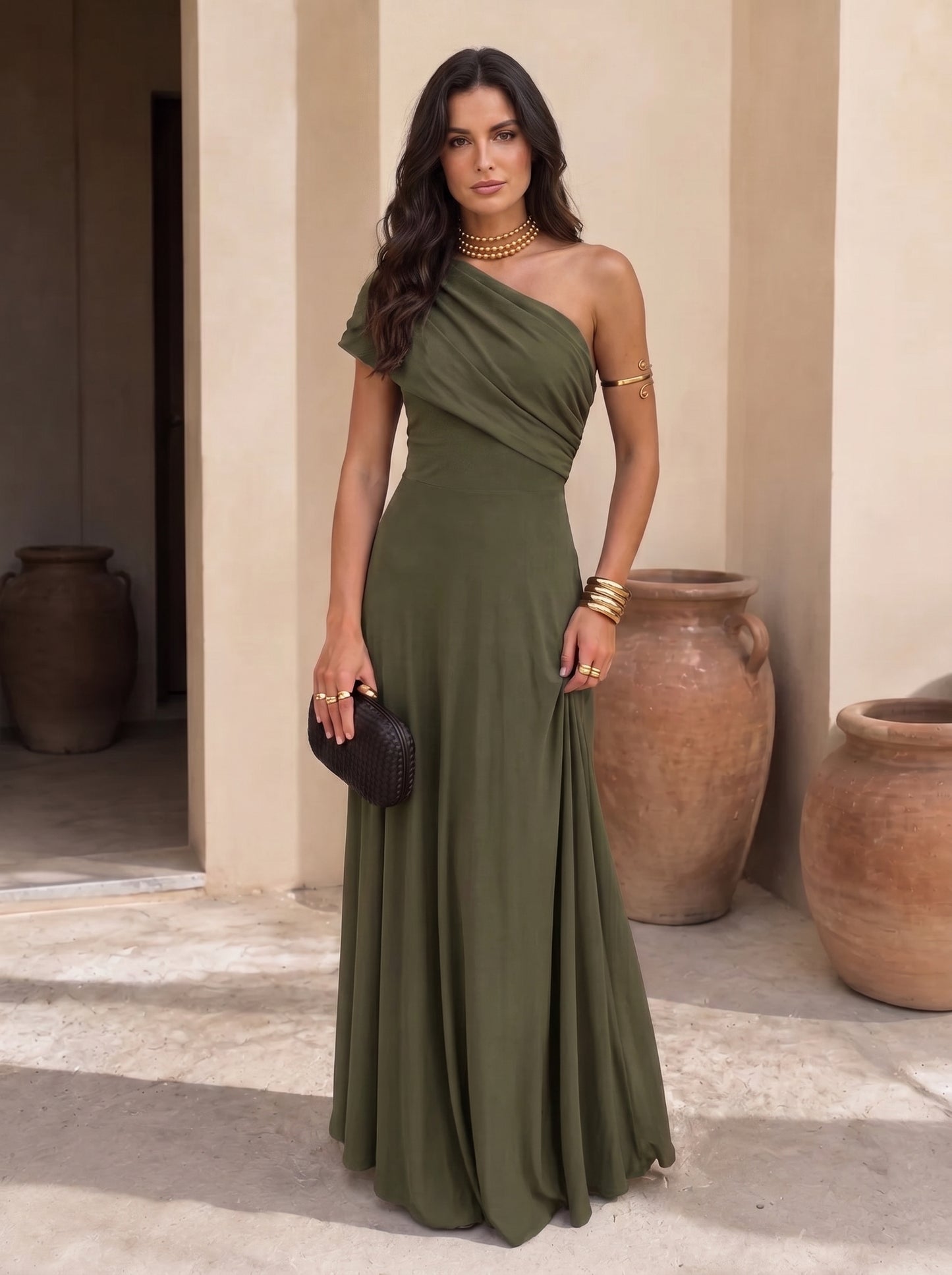 Vestido largo asimétrico verde oliva de un hombro con drapeado