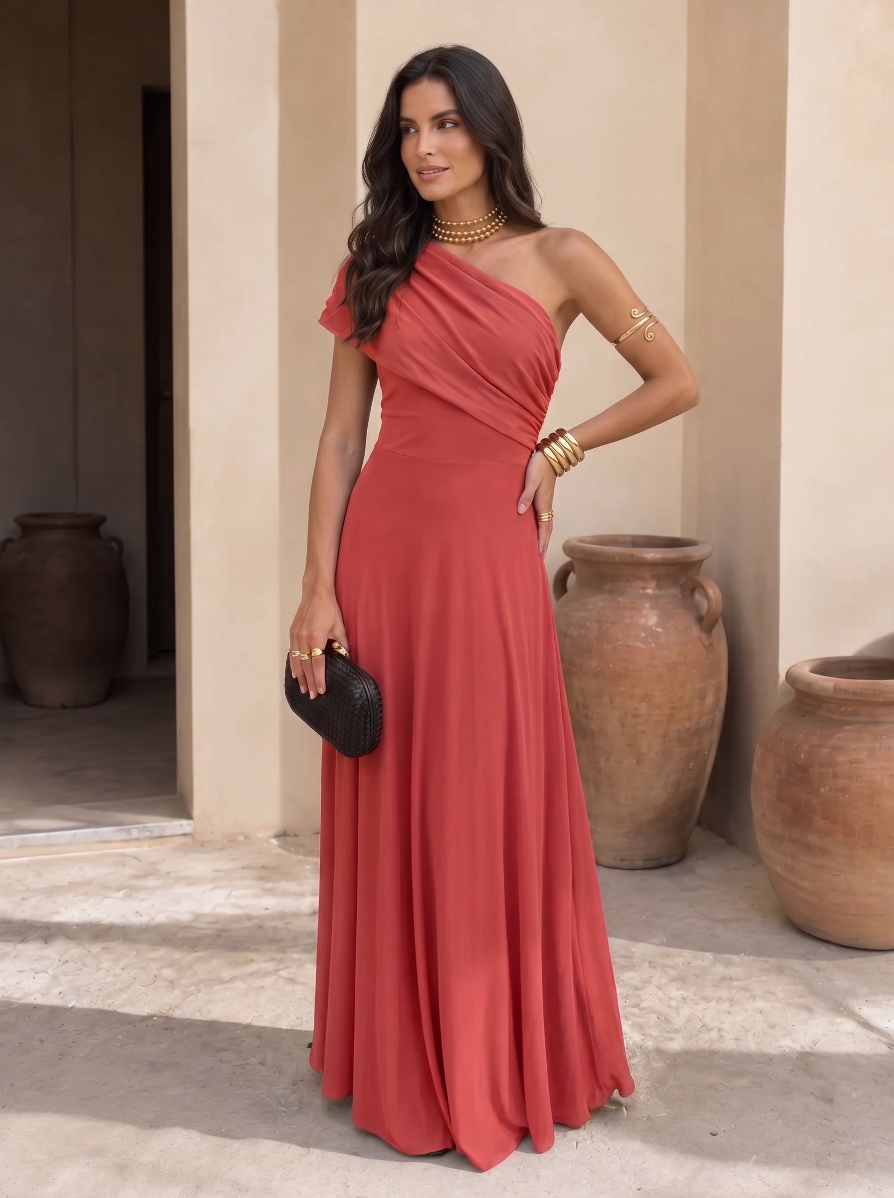 Vestido largo asimétrico de un hombro rojo terracota con drapeado