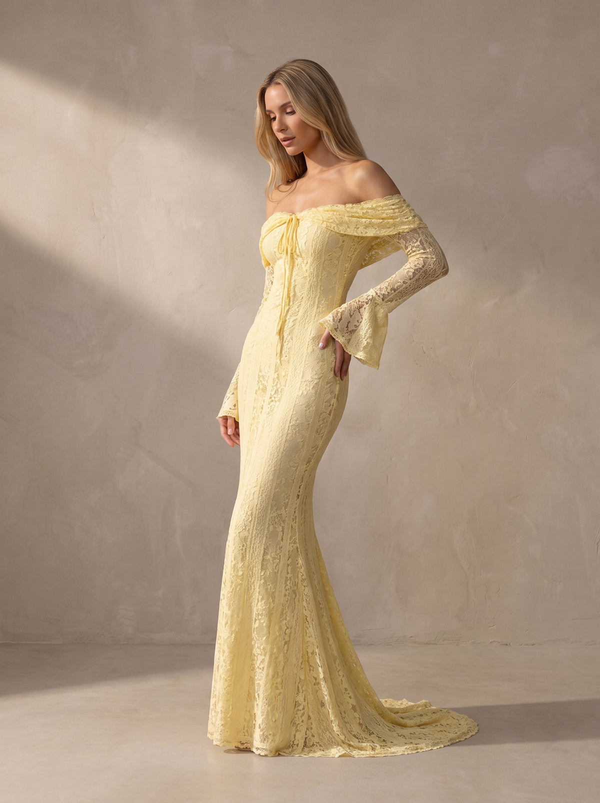 Vestido largo de encaje amarillo claro con escote fuera de hombros y mangas abullonadas