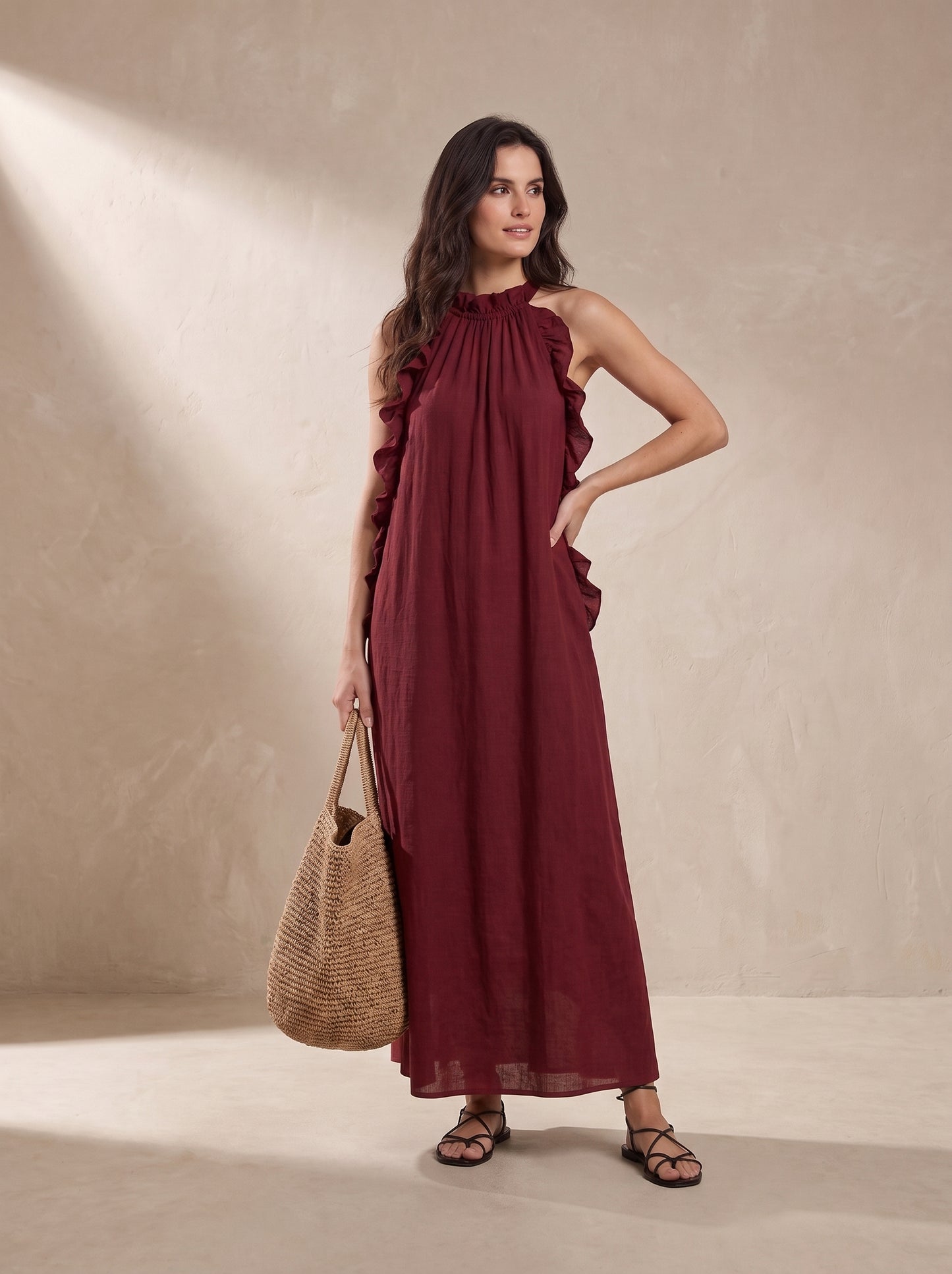Vestido largo burdeos con cuello halter y volantes en los hombros, falda amplia